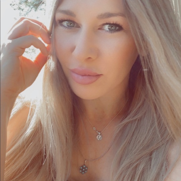 Meet your Posher, Stephanie - Picture 2 of 2